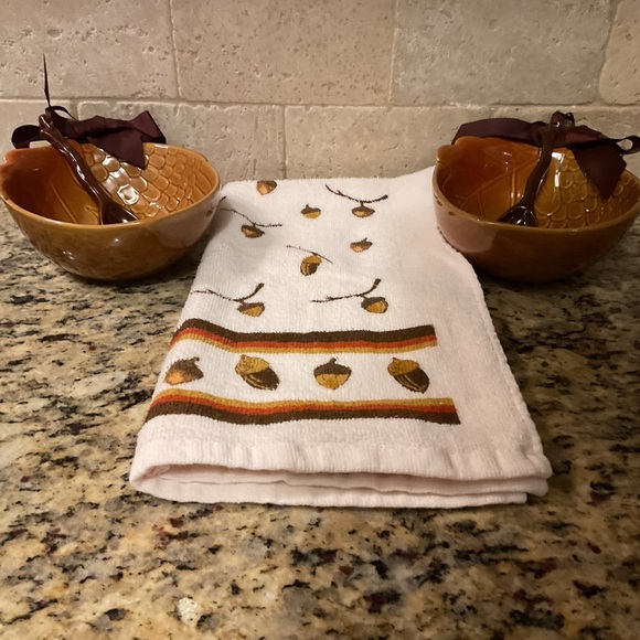 Hallmark Fall Thanksgiving Autumn Acorn Ceramic Bowl with Serving Spoon Set of 2 - Picture 3 of 5